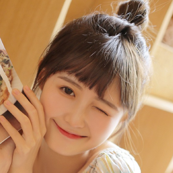 丸子头可爱美少女甜美笑容高清写真-天天快报