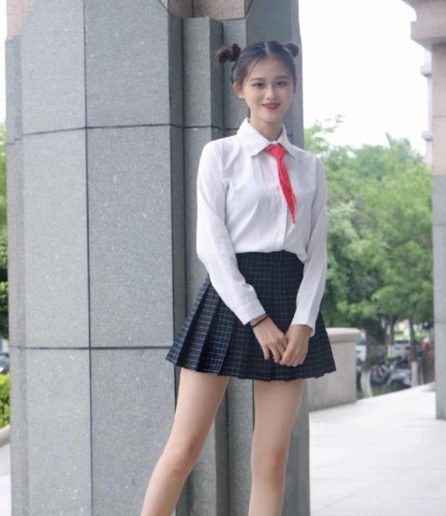 学院风的套装本就非常减龄,加入一条红领巾更是俏皮又充满了青春的