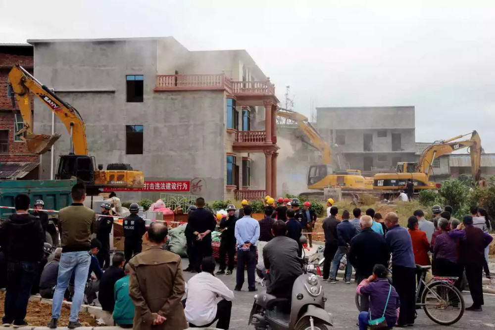 最后多部门不得不在2019年10月15日联合执法 小编看着铲车拆房的画面