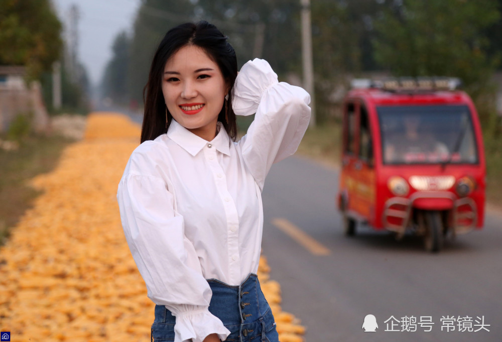 漂亮女孩大学毕业回农村种地,被万千网友点赞,追求者排长队