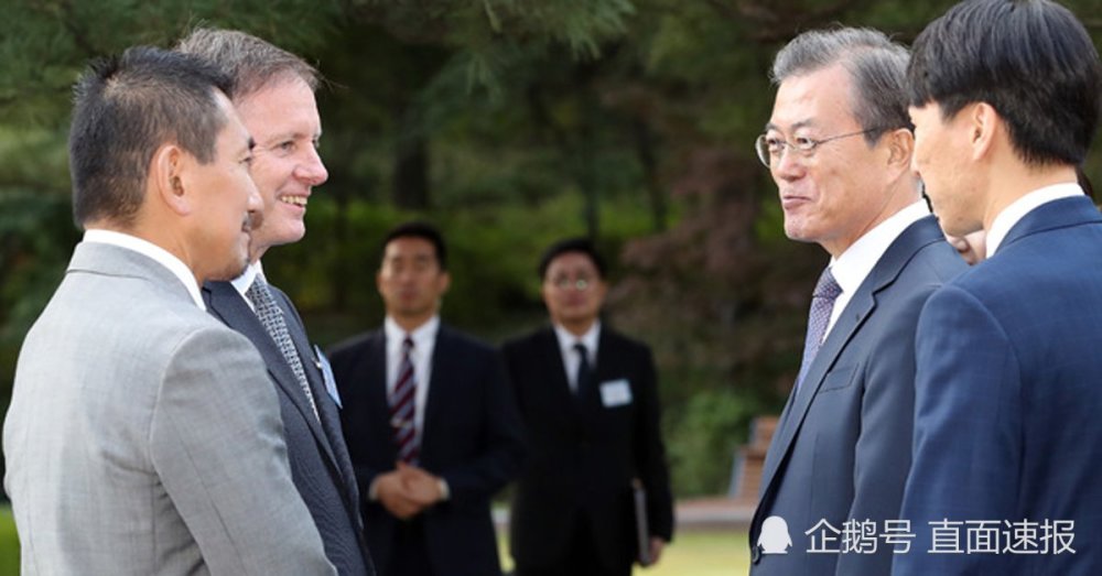 男同性驻韩大使夫妻参加青瓦台欢迎仪式:感谢文总统款