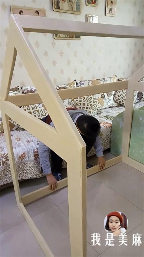 爸爸用废纸箱给儿子做了个小房子,看起来很上档次,至少省了几百