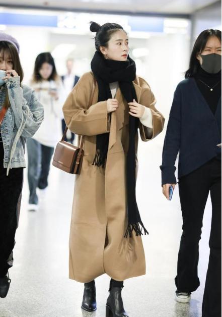白鹿机场现身提前过冬,一身大衣配厚围脖,不知道冬天她还能穿啥