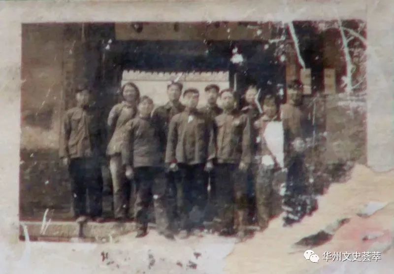 1961年,周总理为华县咸林中学颁发奖牌!