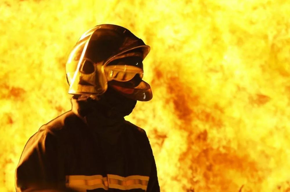 最帅背影!泸州19岁消防员拎着喷火的液化气灌在高速路