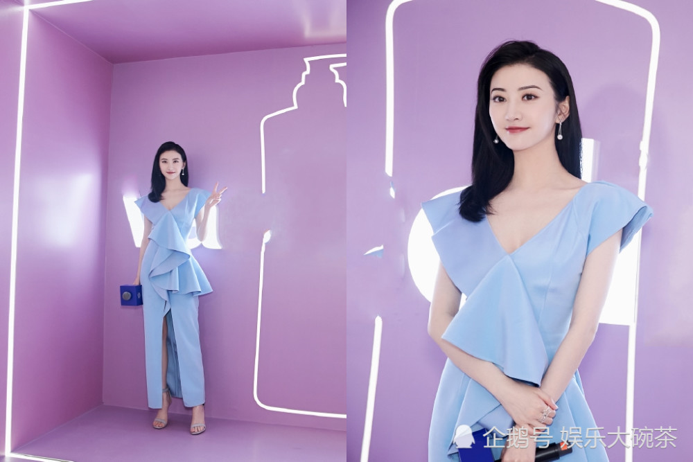 景甜太清新太甜美了,一身淡蓝色连衣裙清纯优雅,温婉可人