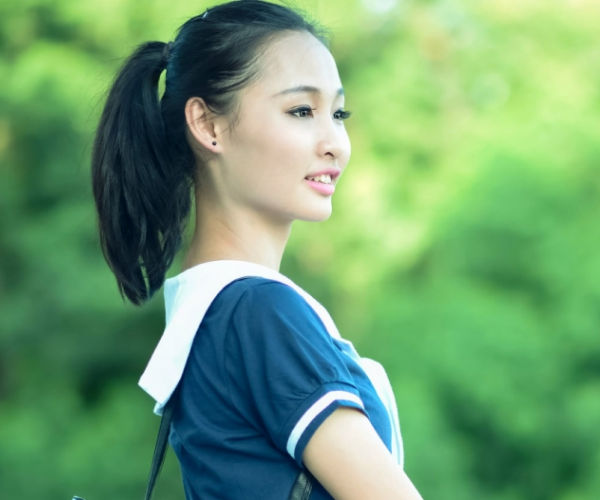 笑容甜美动人,青春可爱的马尾少女制服写真
