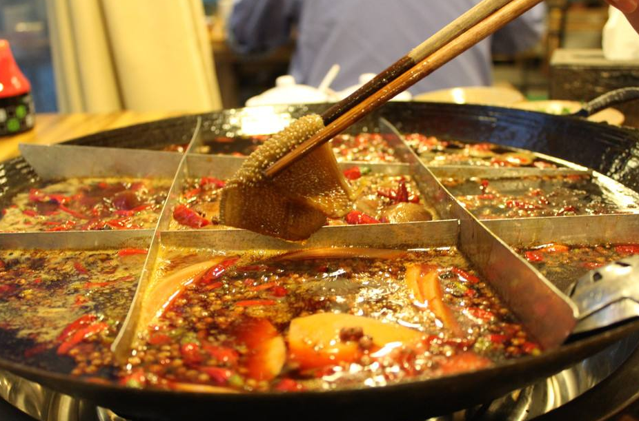 外地人在重庆都是怎么吃火锅的,看到这个真实画面,本地人:浪费食物