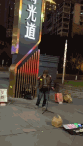 大鹏当街乞讨卖唱?表情自然毫无偶像包袱,路人却不搭理他