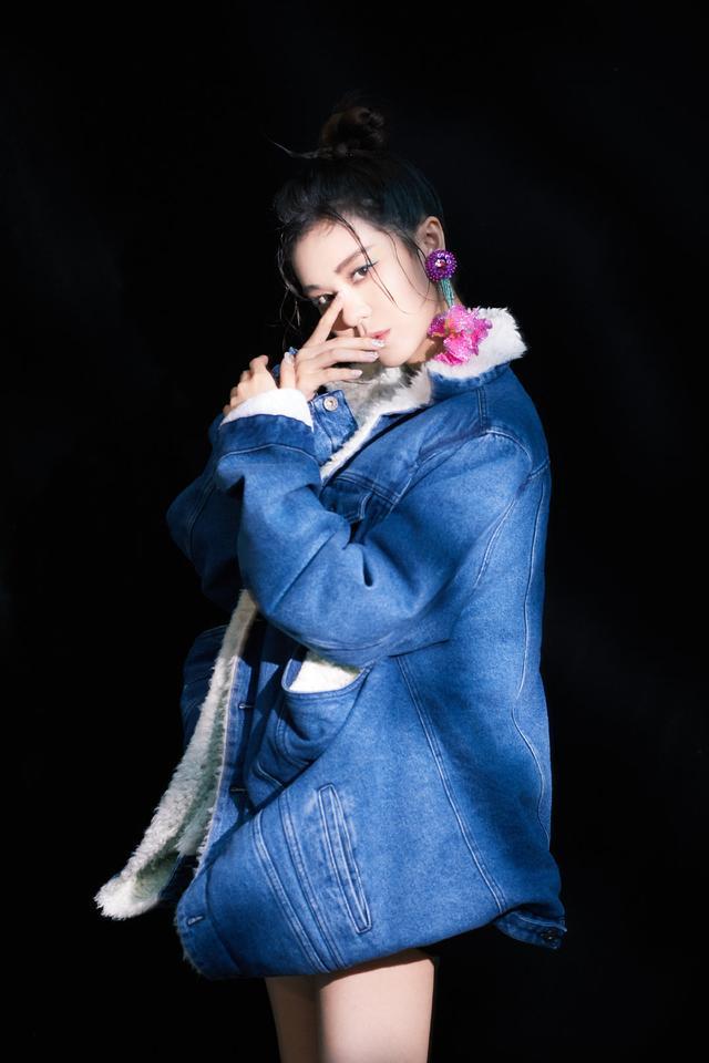 郁可唯时尚写真大片:牛仔穿搭,修长美腿看完想舔屏!