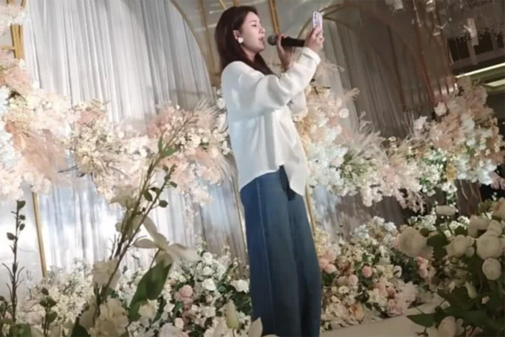 赵露思婚礼上献唱,看歌词的手机突然没电,接下来的操作太可爱了!