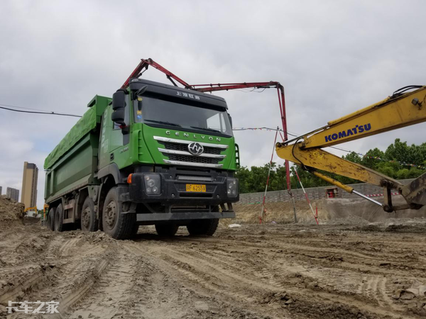 红岩杰狮c500渣土车:别看我排量小,工地上干重活不服来比一比