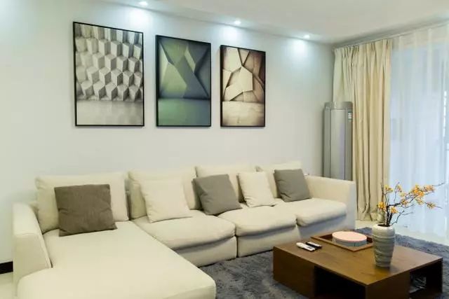 装修后,立式空调在沙发一侧,加上米色窗帘,使得客厅整个上层空间协调
