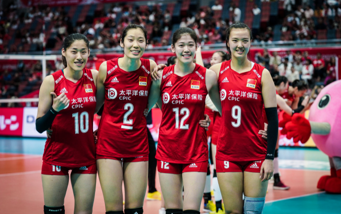 中国女排竞争有多激烈?张常宁尿血仍在坚持,朱婷:我害怕被淘汰