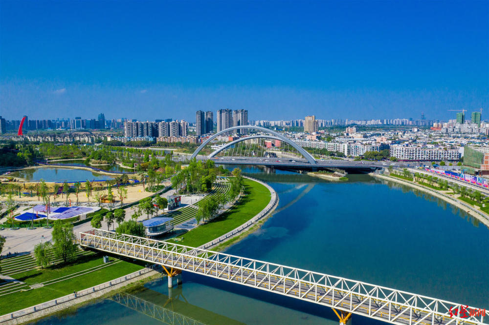 " 2019年5月5日,成都天府绿道江滩公园 图据icphoto 全川最大的沙滩