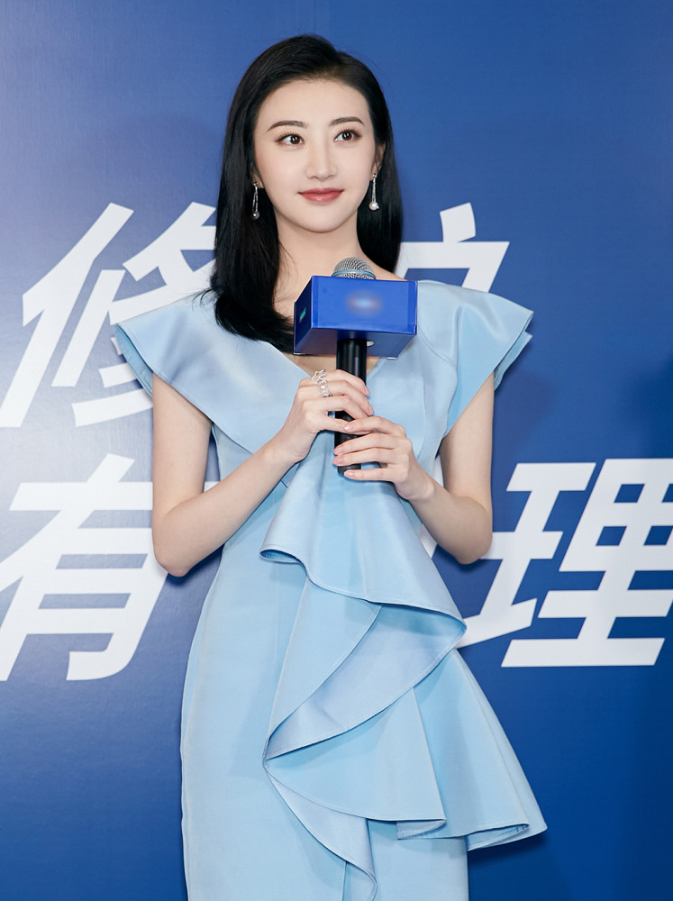 景甜频现活动状态好,穿娇艳红与冰纯蓝礼服,精致锁骨太抢眼!