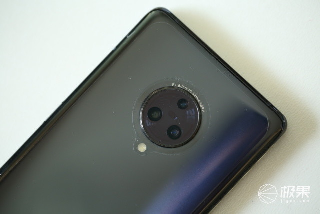 摄像头 vivo nex   5g手机后置三摄,而且采用圆形的摄像头布局设计,三