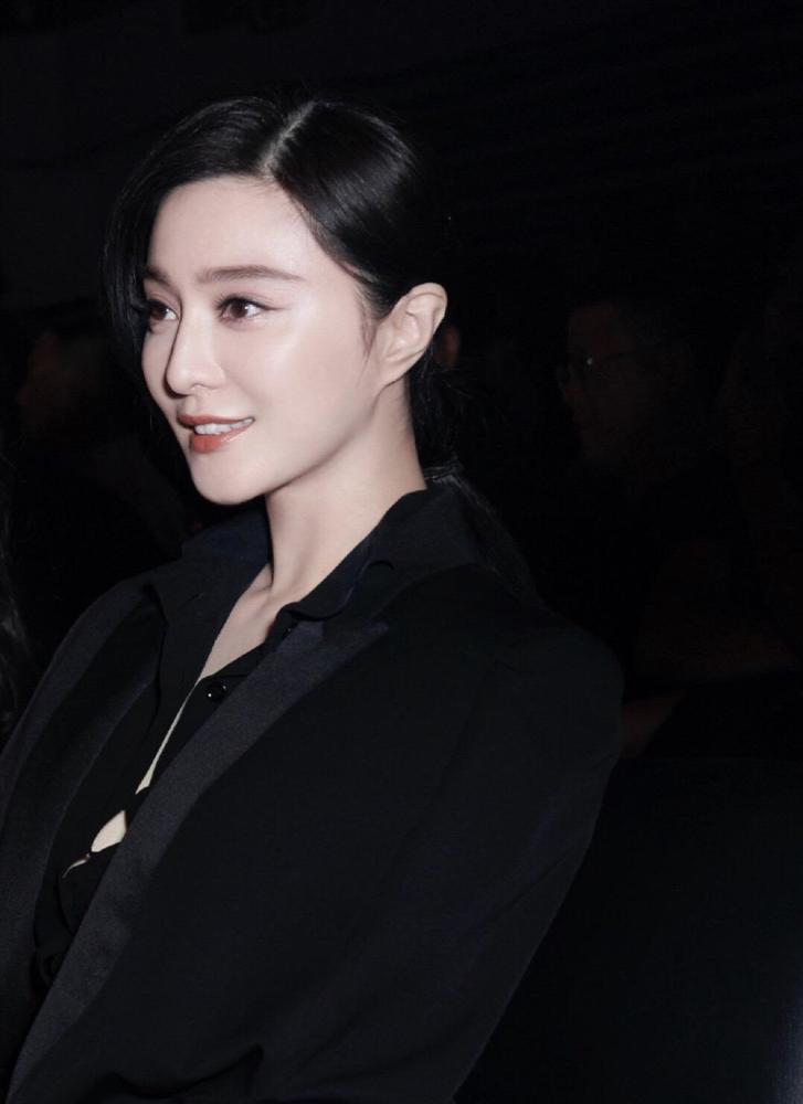 范冰冰真有"国际范",身穿黑色西服套装干练时尚,还是那么美
