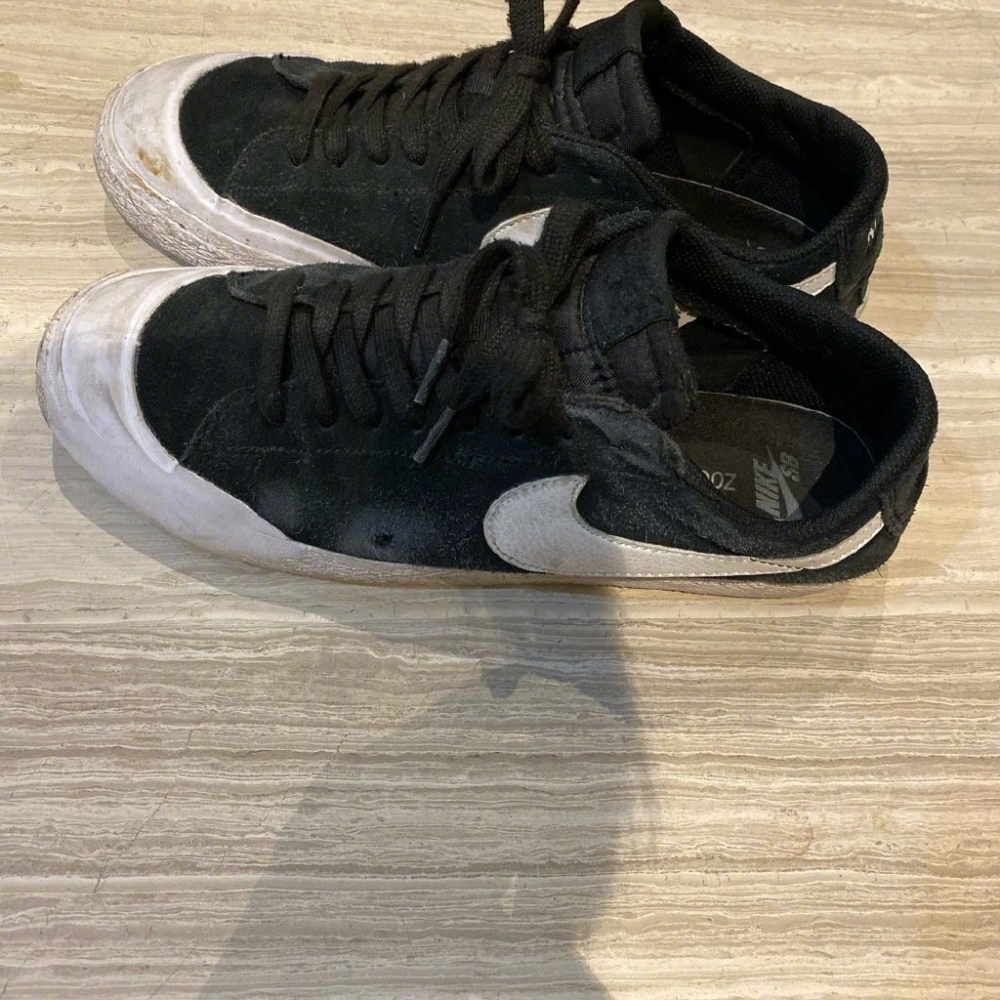 上图就是他穿过的鞋子,都说黑色比较耐脏,但王一博这双黑色鞋子,看