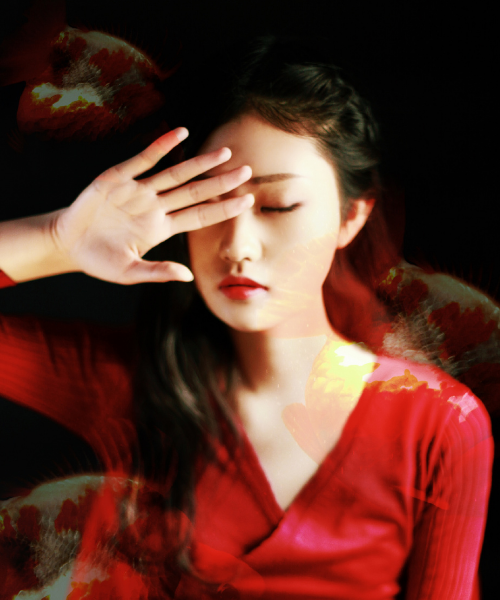 身穿红衣,清纯恬静唯美的长发气质美女