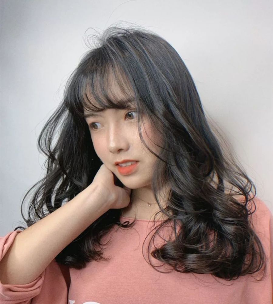 的长发妹子的烫发首选, 俏皮又好看,简单的发型款式更受妹子的喜爱