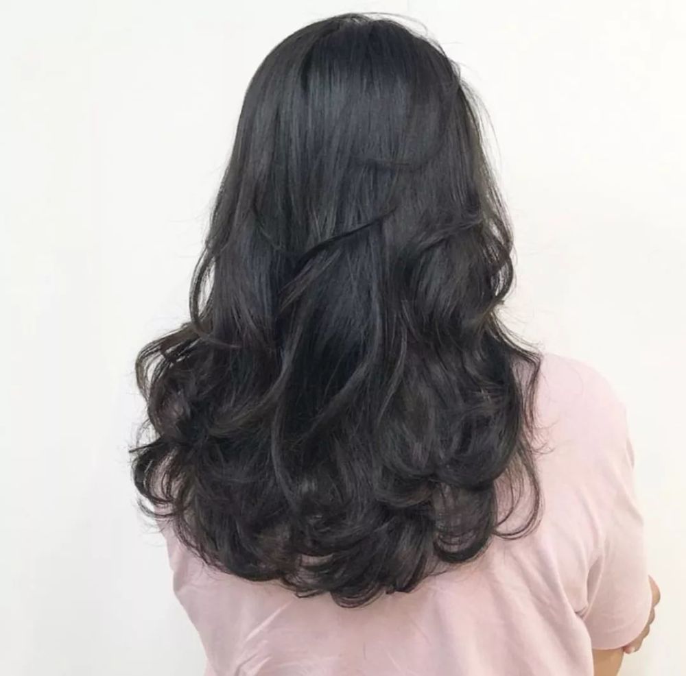 "半头卷"几乎是所有想要烫发 的长发妹子的烫发首选, 俏皮又好看