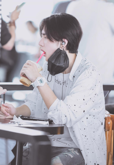 王一博机场喝奶茶被偷拍,千叮咛万嘱咐让粉丝好好p图