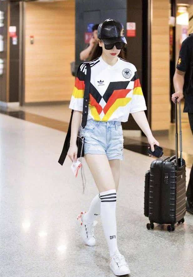 鞠婧祎穿长袜显甜美,关晓彤穿长袜显腿长,吴昕不适合穿吧?