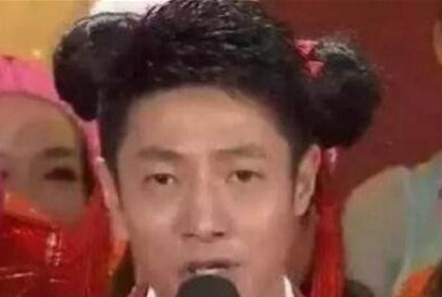 娱乐圈神一般的错位照,赵薇坐王俊凯大腿,鹿晗热巴牵手,黄磊发型