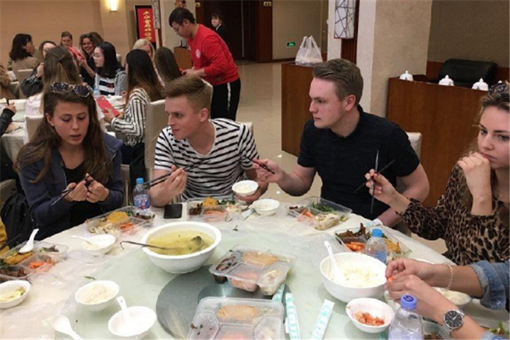 中国人的一个日常习惯,却被外国人嫌弃,网友:中国人改