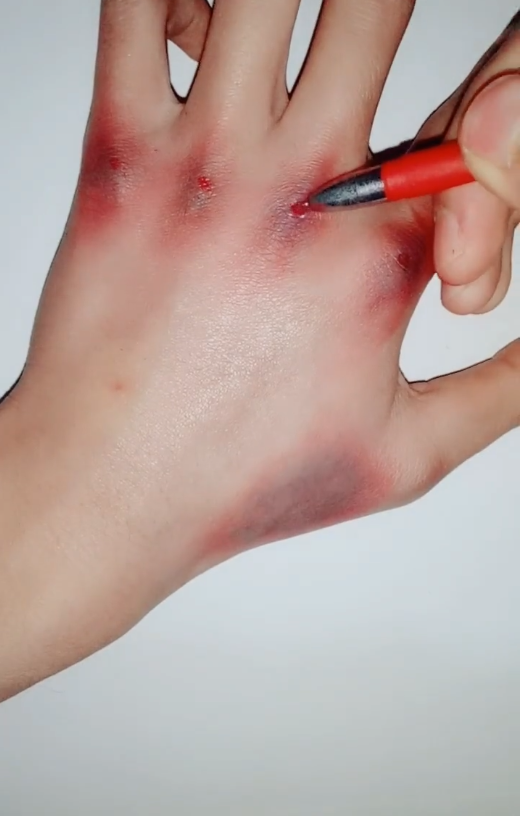 美术生用红笔在手上画"伤口",画面真实到吓人,网友:妈妈看见了都心疼