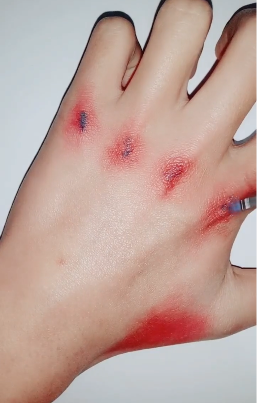 美术生用红笔在手上画"伤口",画面真实到吓人,网友:妈妈看见了都心疼