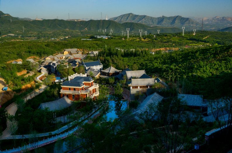 西部长青休闲度假区位于石家庄市鹿泉区,包围在山间,溪水奔腾,颇有