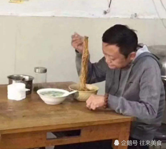 马云当年请比尔盖茨吃饭,花了多少钱?网友:首富的正常