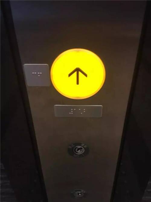这是电梯外的按钮.因为有无障碍标志,要比一般的电梯矮一些.