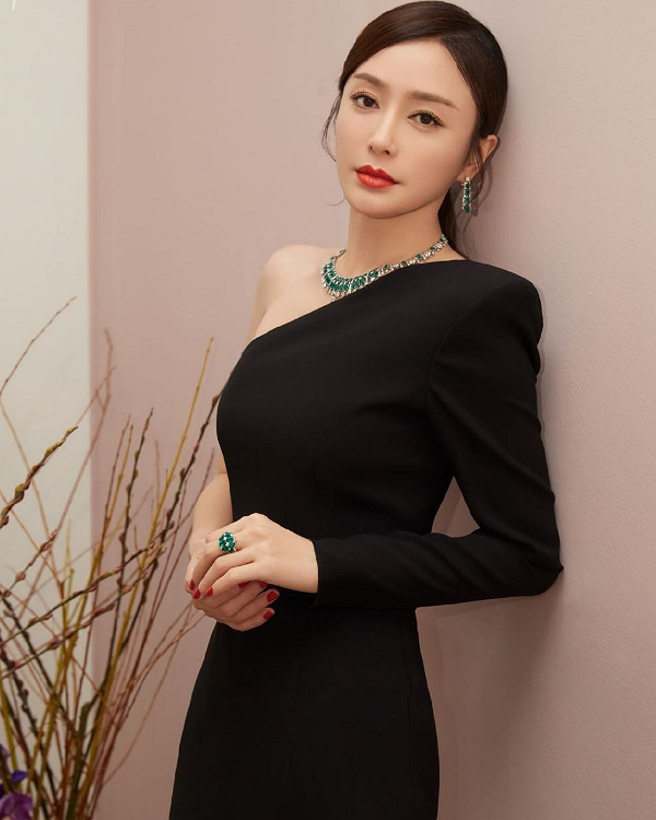 跟早些年青涩的秦岚比起来,现在的她越来越有女人味了,优雅高贵,又不