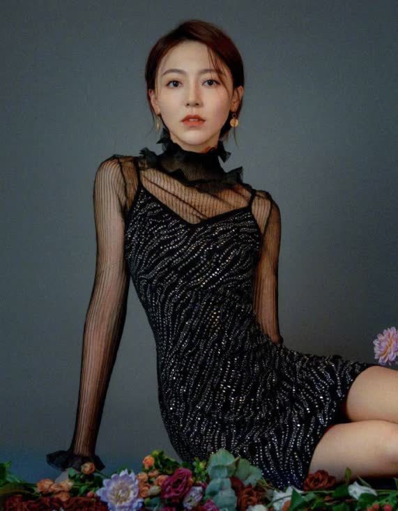 黄梦莹酷美优雅写真,黑色水钻长裙加身,尽显优雅线条