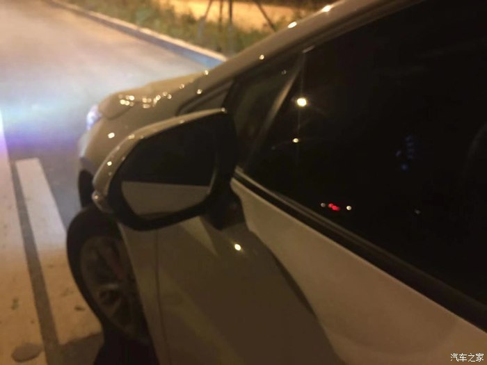 后视镜还挺大的,开车的时候看后视镜还挺舒服的,视野不错.