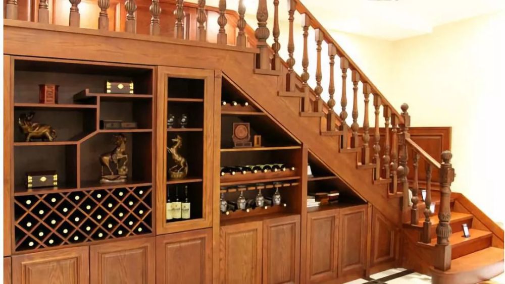 喜欢小酌几杯,那么小编建议你将楼梯下放改造成酒柜吧,不占用空间