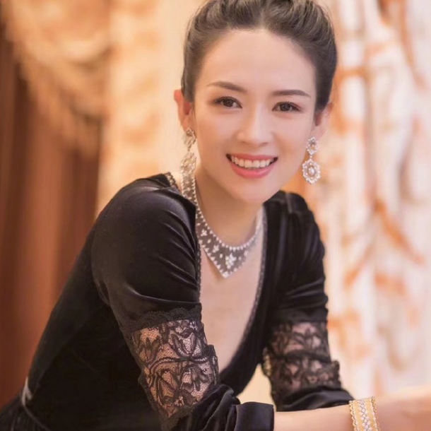 章子怡时尚魅力黑色长裙,自信笑容妆容精致活动图片