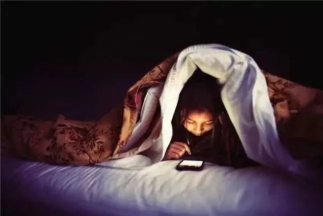 熬夜看手机 眼睛伤害大!