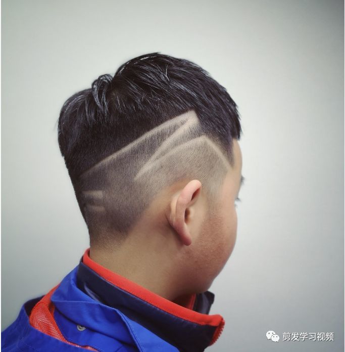 今天小编带来了2020年最火的小男孩发型大全来与各位宝妈们分享,想要