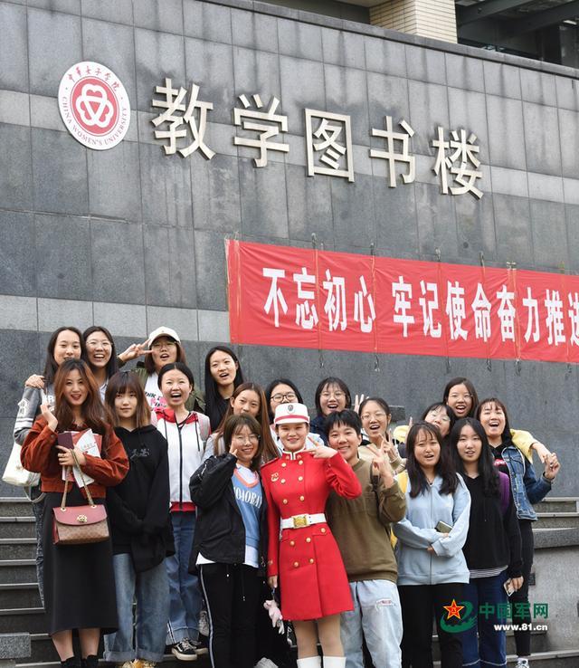 10月9日,北京,王培艳在中华女子学院教学图书楼前与同学合影留念.