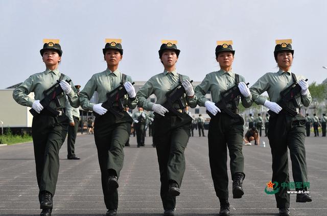 漂亮女民兵 从"阅兵明星"转身"警营绿花"