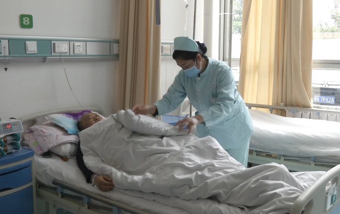 病人照顾病人?一边输液一边…感动朋友圈