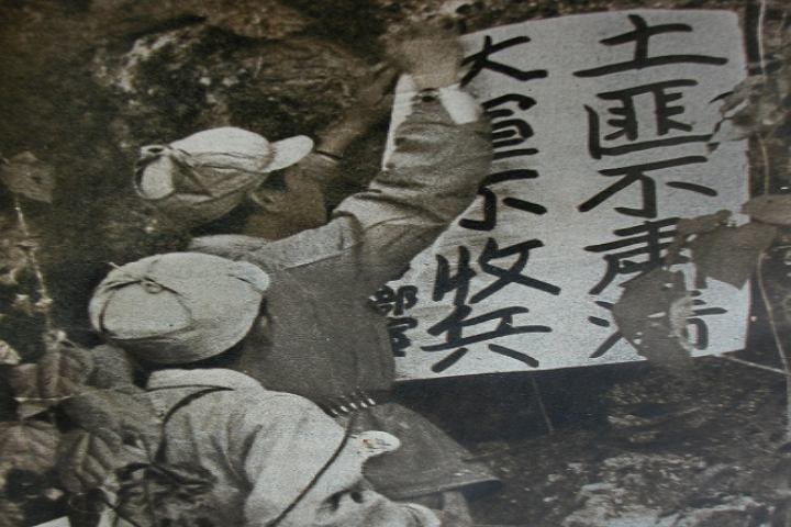 1950年,解放军战士们正在进行剿匪宣传.