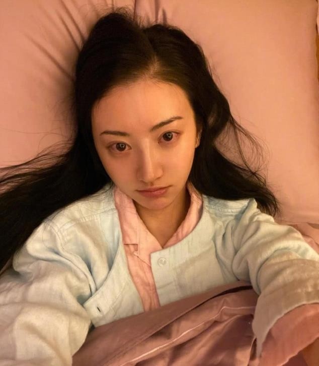 景甜在国外农场生活照曝光,背心搭配牛仔裤,高挑的身材展露无遗