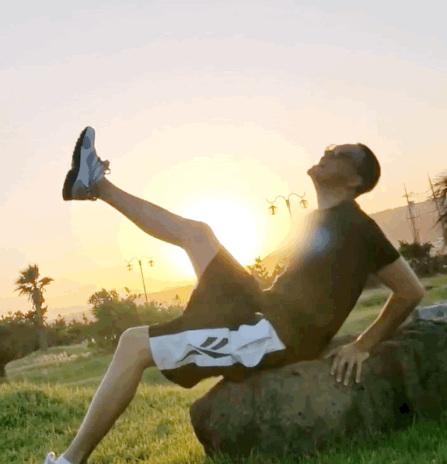 战术后仰高抬腿,土味手指比心,还有性感伟霆在线撅臀.