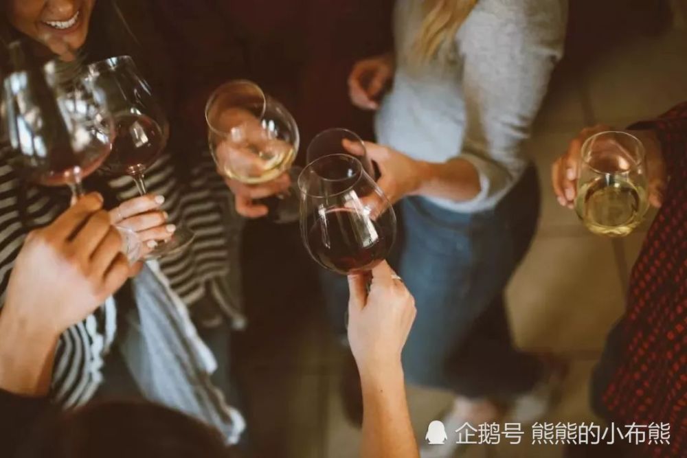 各国年轻人聚会喝酒,看到中国时,厉害了