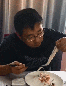 爆笑gif图:这口罩是哪来的?我怎么看着有点眼熟呢